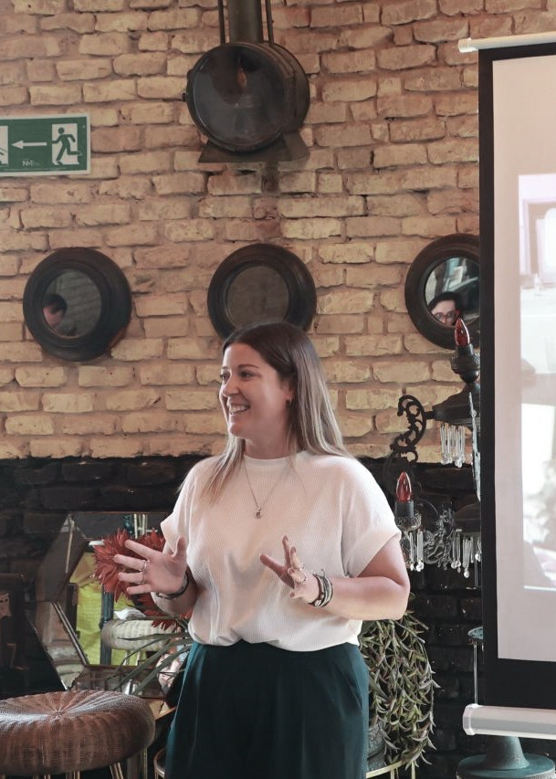 Ana Ranz, consultora experta en dirección estratégica para pymes de servicios que quieren hacer crecer su negocio impartiendo una charla en un entorno profesional