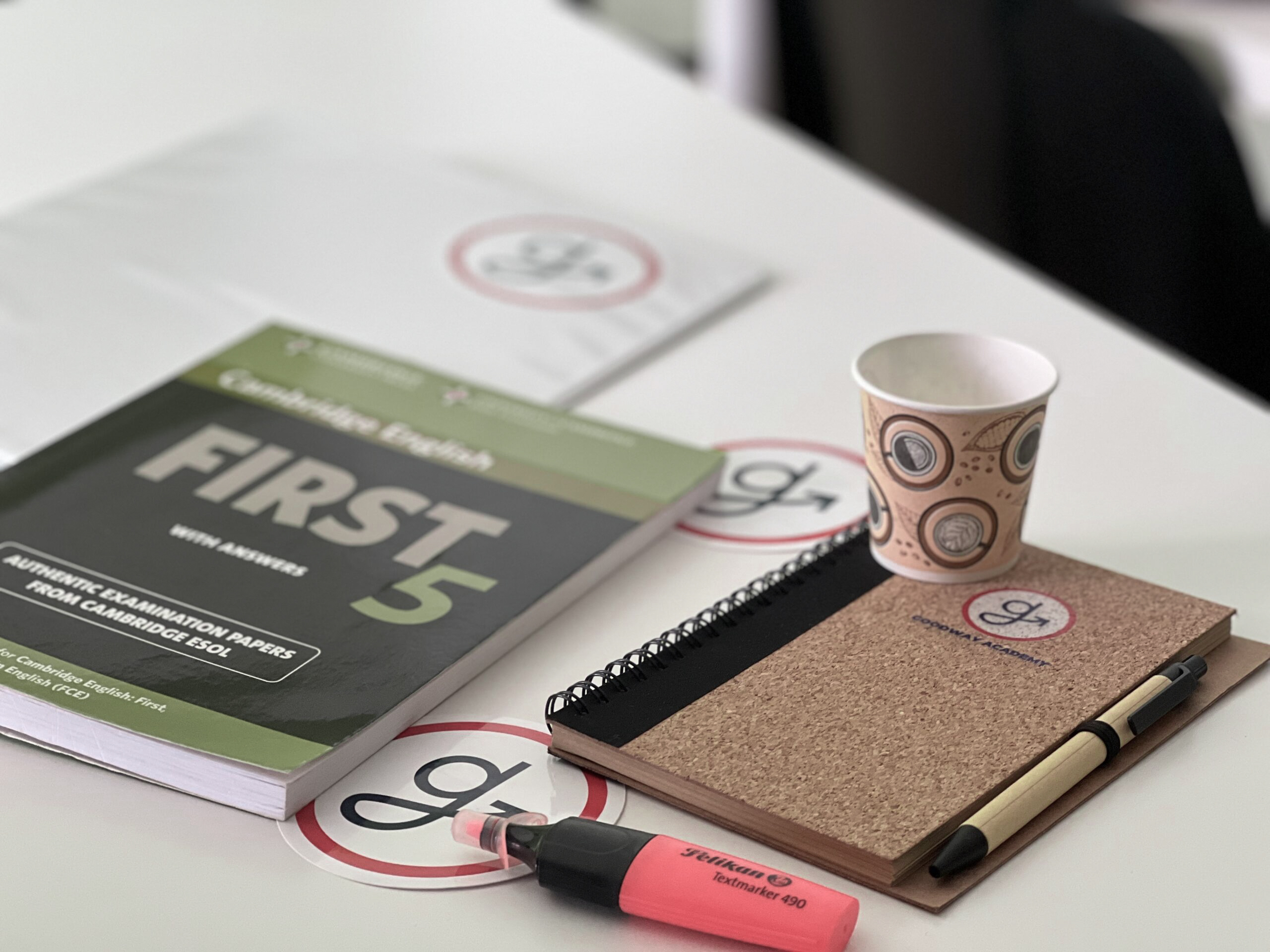 Material de trabajo y cuadernos de Goodway Academy durante una sesión de consultoría estratégica para pymes de servicios