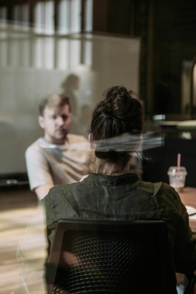 imagen desenfocada de una reunión entre dos personas, evocando reflexión y toma de decisiones