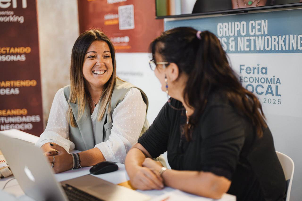 Ana Ranz, consultora estratégica, conversando con otra profesional durante un evento de economía local en jerez de la frontera